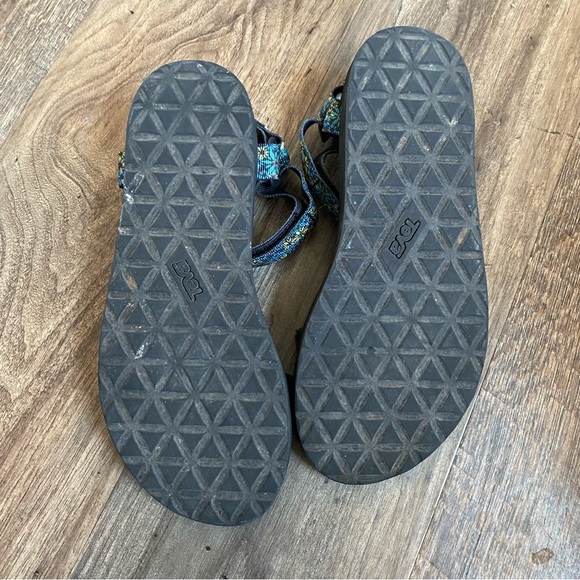 Floral TEVA water proof adjustable straps sandals - Picture 5 of 6